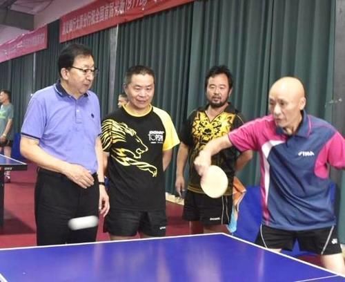 前国家乒乓球队总教练许绍发现身山西,为 复古