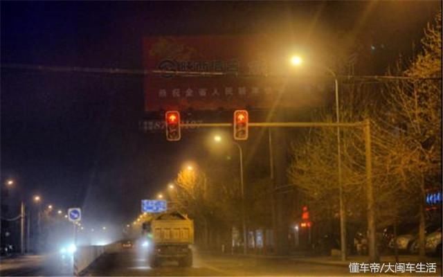 为什么渣土车晚上横冲直撞闯红灯的现象很普遍?司机的答案很直接