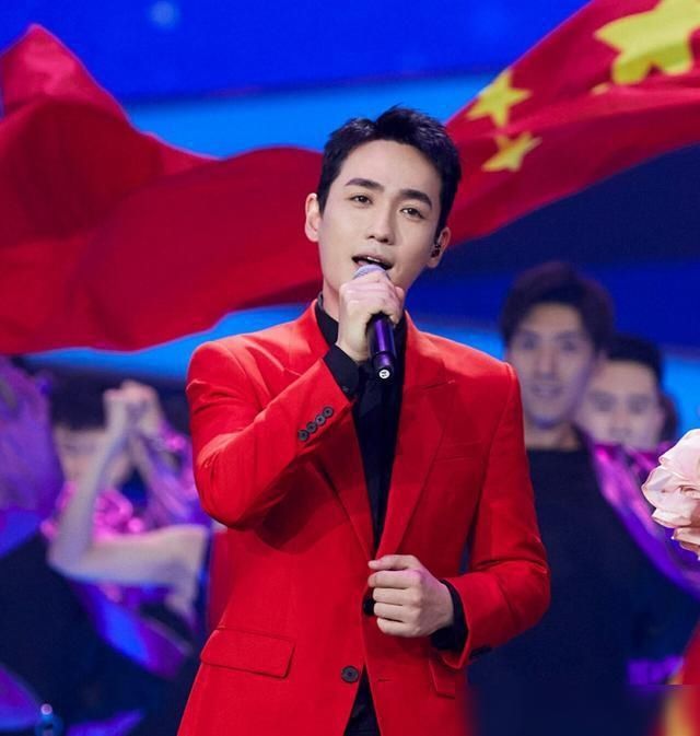 任嘉伦迪丽热巴走上大舞台，用歌声向祖国告白，嘉人爱丽丝乐开怀