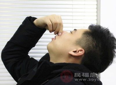 小伙熬夜打牌3天流鼻血10多次