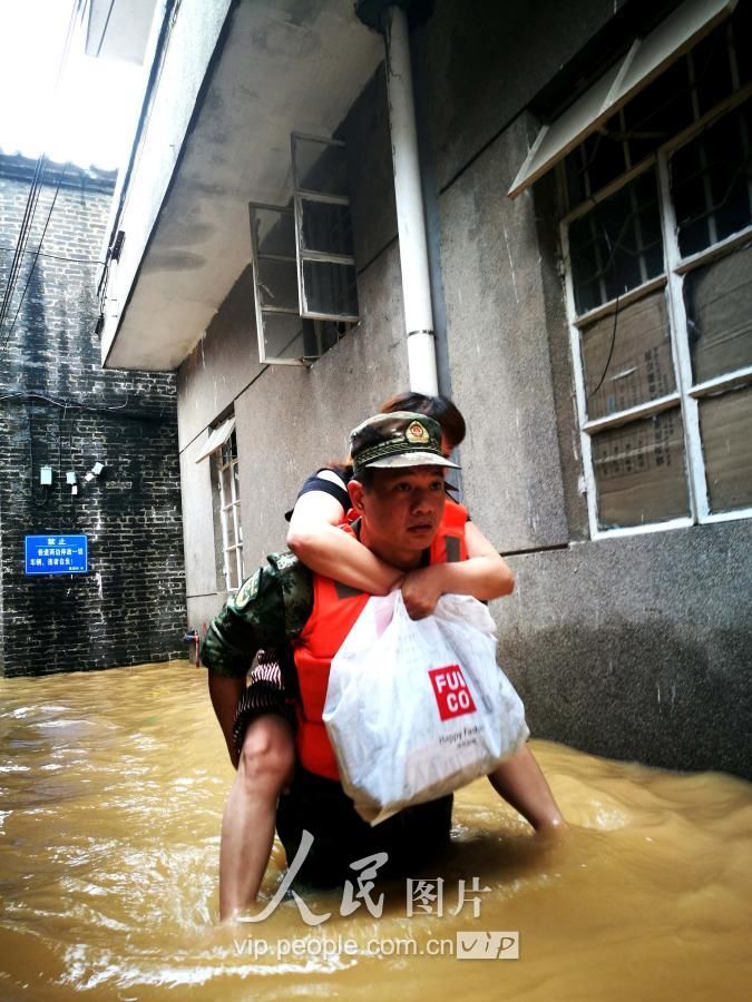 艾云尼带来暴雨村庄被淹 广东武警挨家挨户救