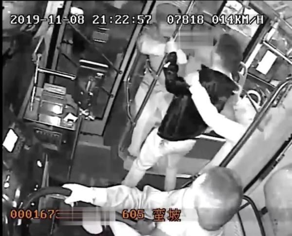 公交驾驶员被乘客殴打视频