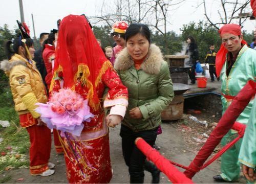 带傻妹妹出嫁，婆婆待我和妹妹如亲女儿，两年后我坚决提出离婚