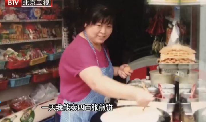 52岁煎饼大妈月入10万，爆开三家连锁店，还送女儿出国：有梦想谁