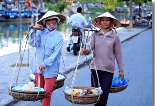 越南美女来中国旅游,直言:中国哪里都好,有一点