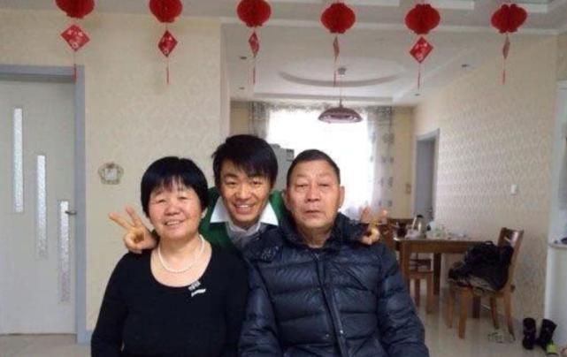 明星回乡后是什么样子？王源开三轮，而她全程不摘墨镜吃饭不动筷