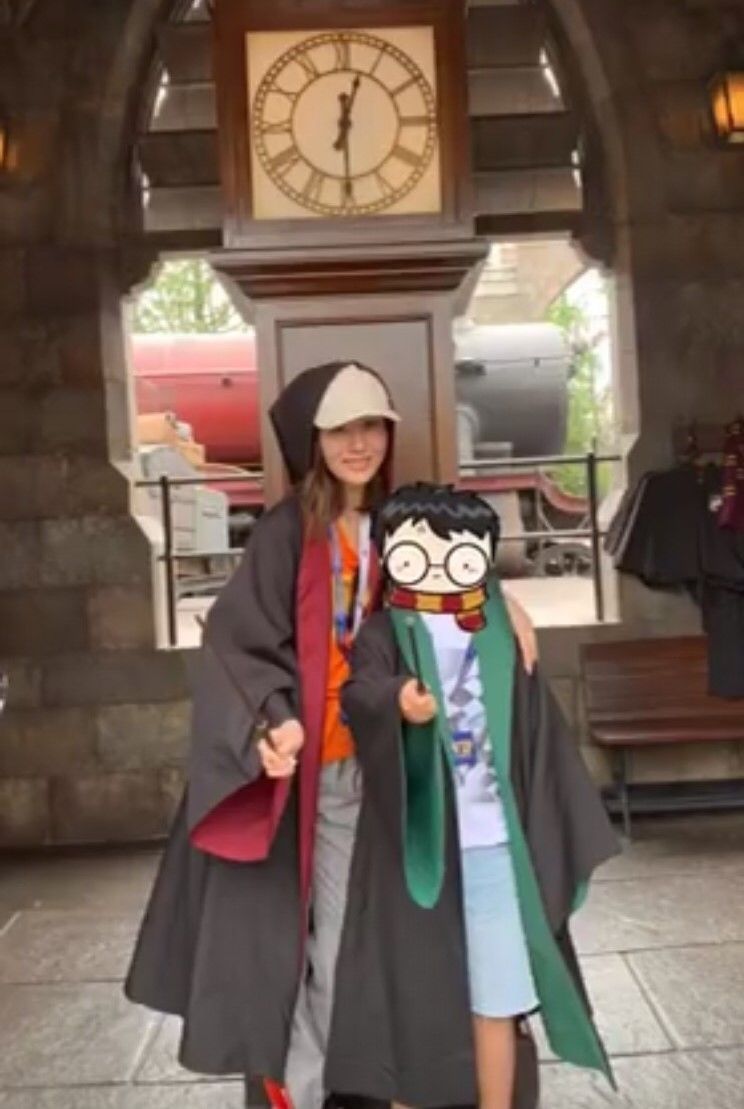 严管百亿富三代！李嘉欣夫妇携子购物，9岁许建彤独立自主很懂事