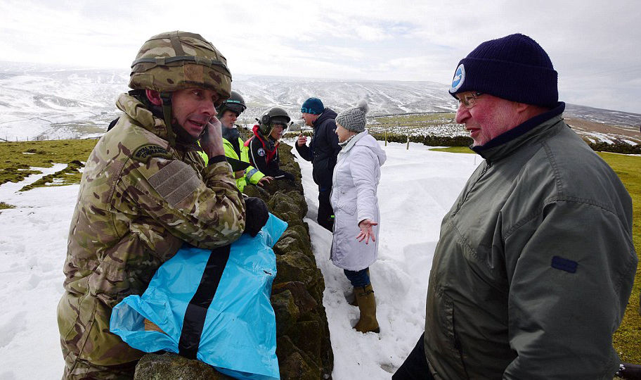 英国大兵开直升机进山给老乡送温暖