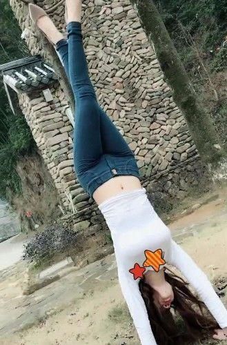 美女给男友表演倒立,结果却发生意外让她十分尴尬!