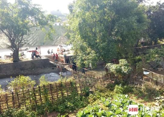 媒体:缅甸边民在界河上建竹桥 偷渡 中国做生意