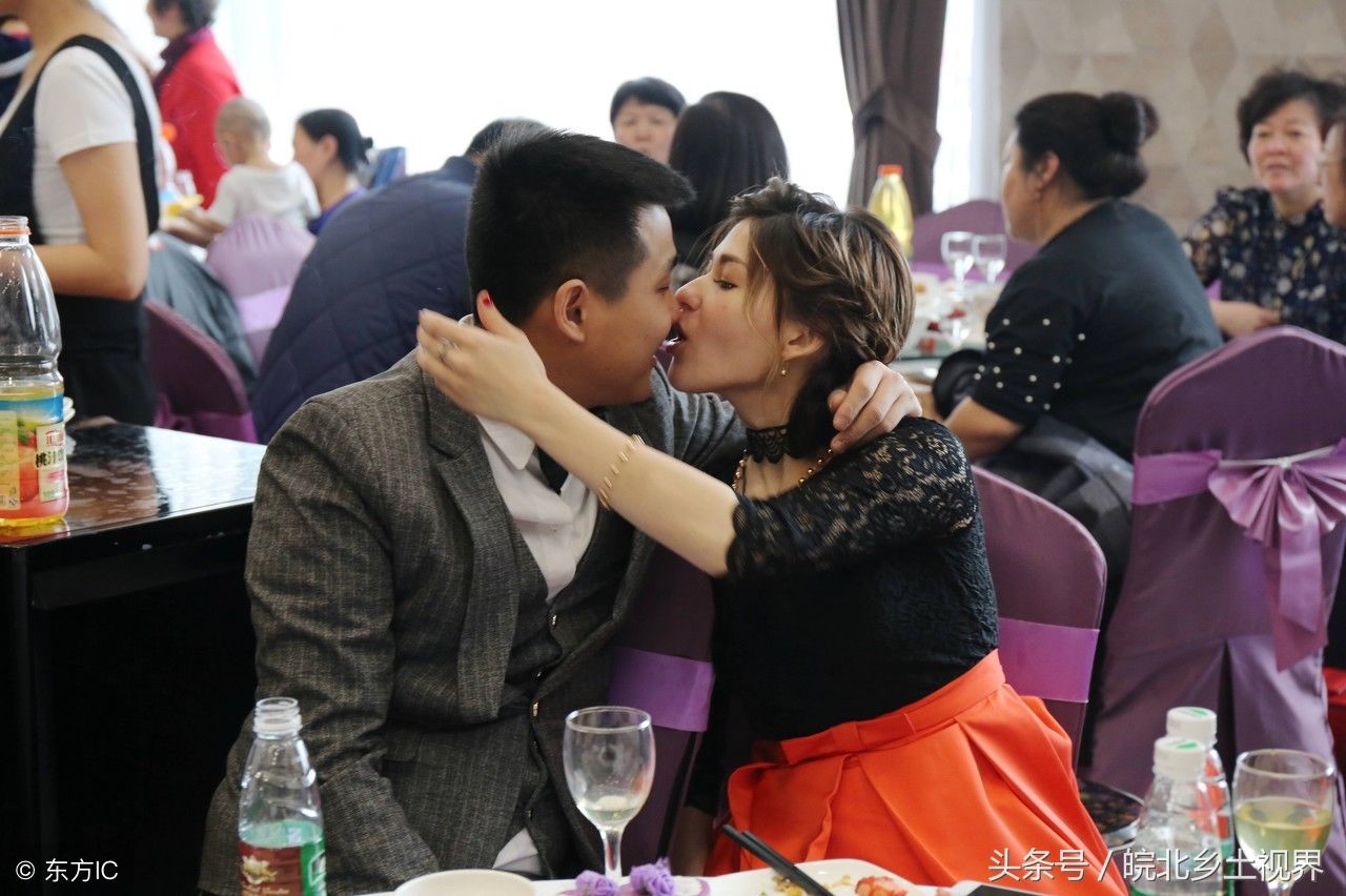 中国小伙娶洋媳妇，女孩美丽贤惠不图钱，跨国爱情幸福甜蜜