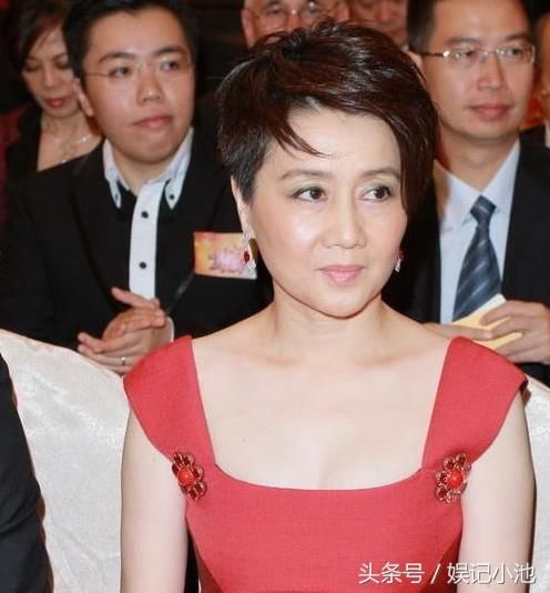 澳门赌王何鸿燊,4段感情17个子女,一生堪称传