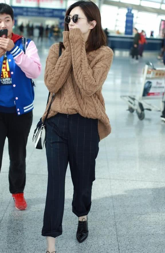 当景甜和江疏影同穿驼色毛衣,我才知道穿对裤