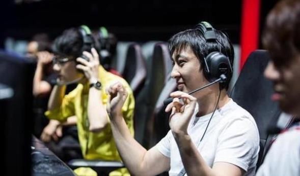 王思聪吃鸡被解说无脑吹 原来校长的一级包都