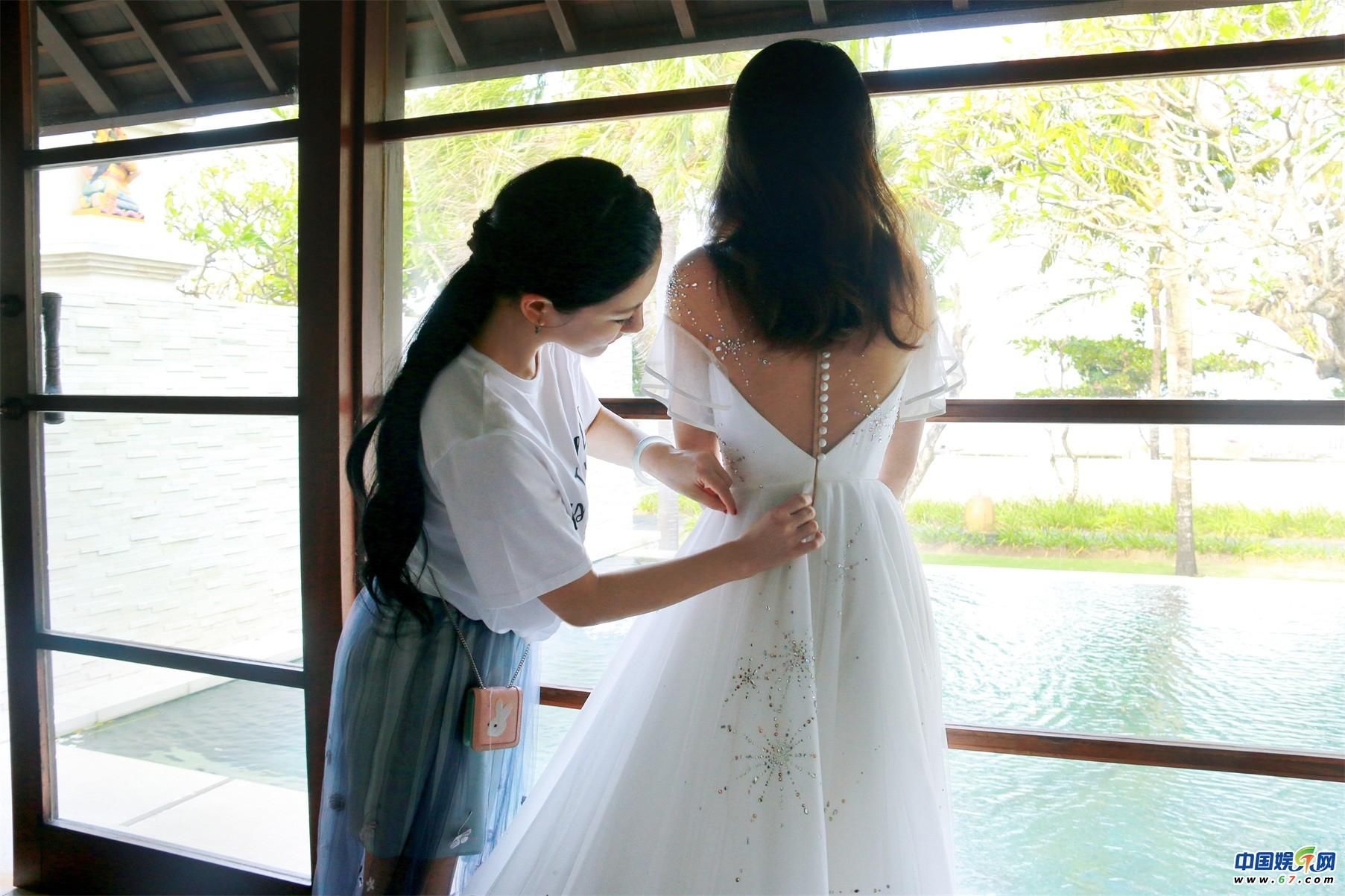 将心爱的姑娘送上红毯 兰玉现身付辛博颖儿婚