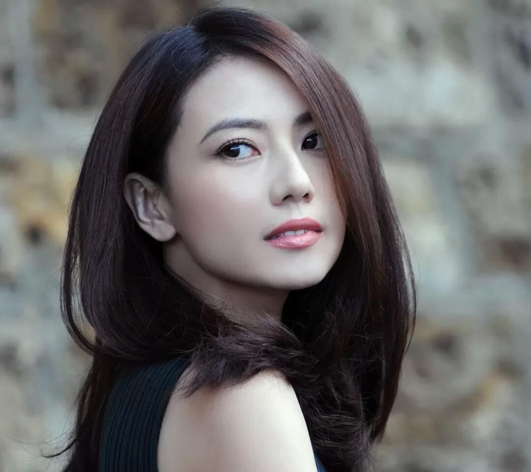 高圆圆出席活动照曝光,网友:忘记p图了吧,简直是前胸贴后背!