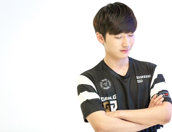 小花生帅气,而Smeb胖成油腻大叔,LCK最帅的