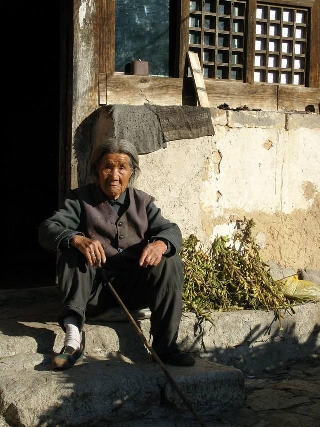 慈禧西逃时，被瞎老太太骂了三句，李莲英临走还打赏对方十吊铜钱