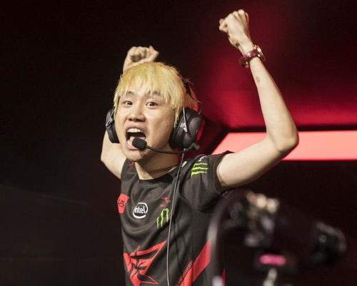 LPL英文解说集体换RW战队头像,Ray则钟爱S