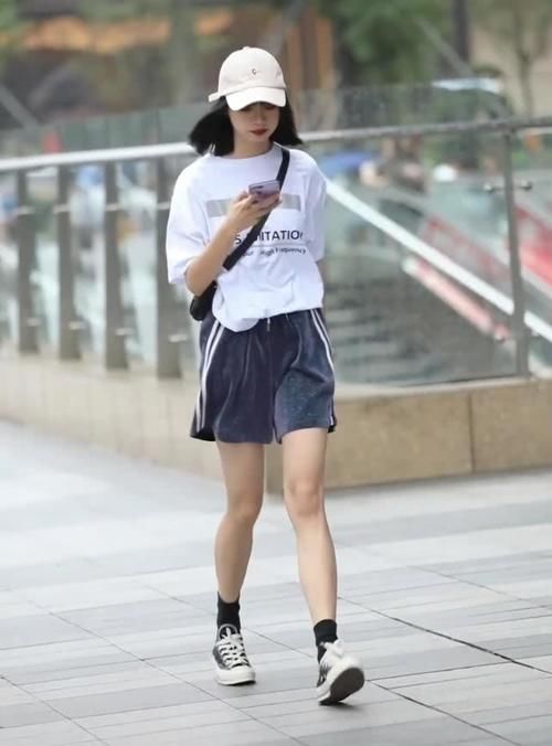 小姐姐身上穿了一件白色的短袖,小姐姐的大长腿插图(4) 小姐姐身上穿了一件白色的短袖,小姐姐的大长腿插图(4)