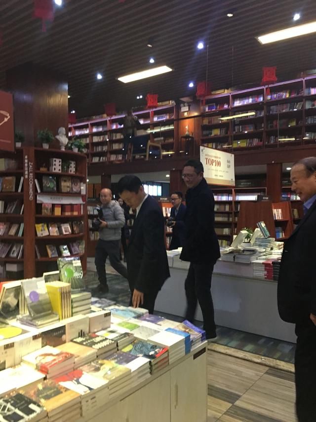 马云再次夜访武汉这家书店，除了看书还看飞机