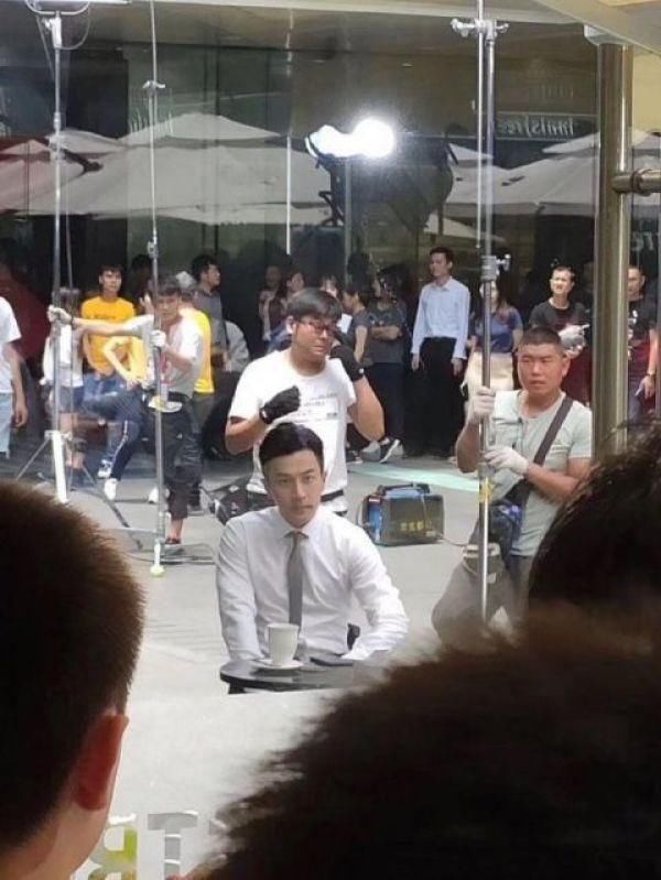 网友偶遇刘恺威在深圳拍戏,本人长得挺好看,这