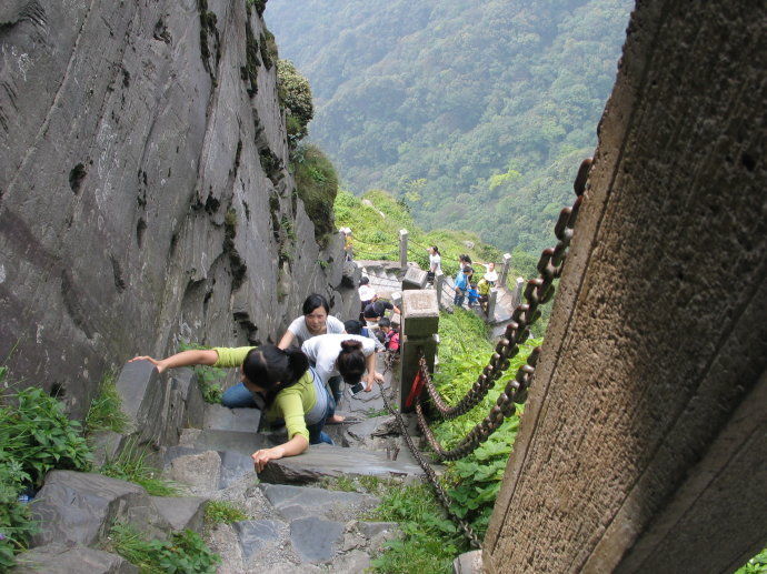 实拍:地球上建的最险要的房屋，这里被称作是“天下众名山之宗”