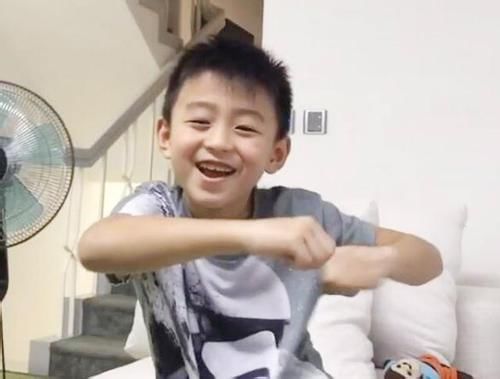 很多人说谢霆锋儿子长得像陈冠希,恐怕是没看