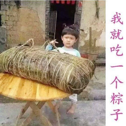 搞笑图片笑话段子:只顾得玩手机,一不小心撞到玻璃门上了