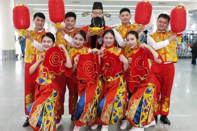 “财神爷”空降美兰机场，伴旅客欢喜过大年