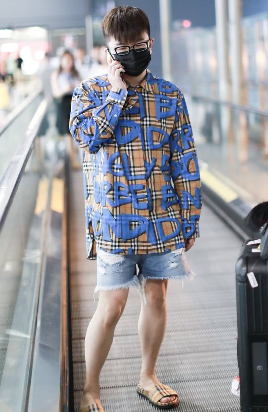 杨幂闺蜜张大大上线,穿少女超短裤秀大白腿网