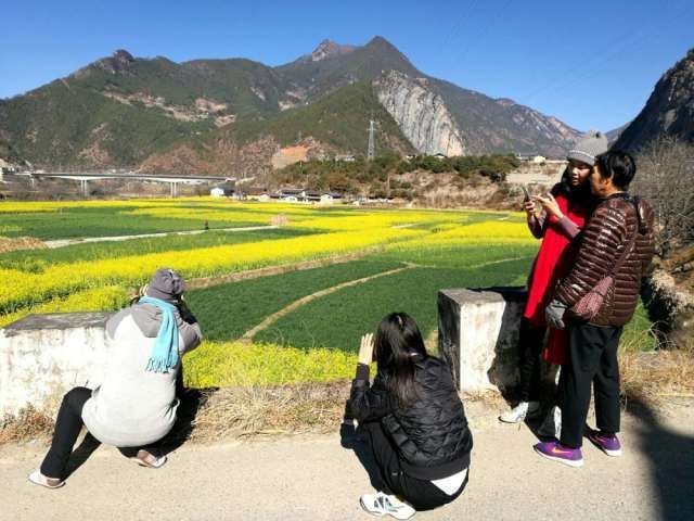 春节你们忙着拜年，他们却在春暖花开的地方尽享雪山