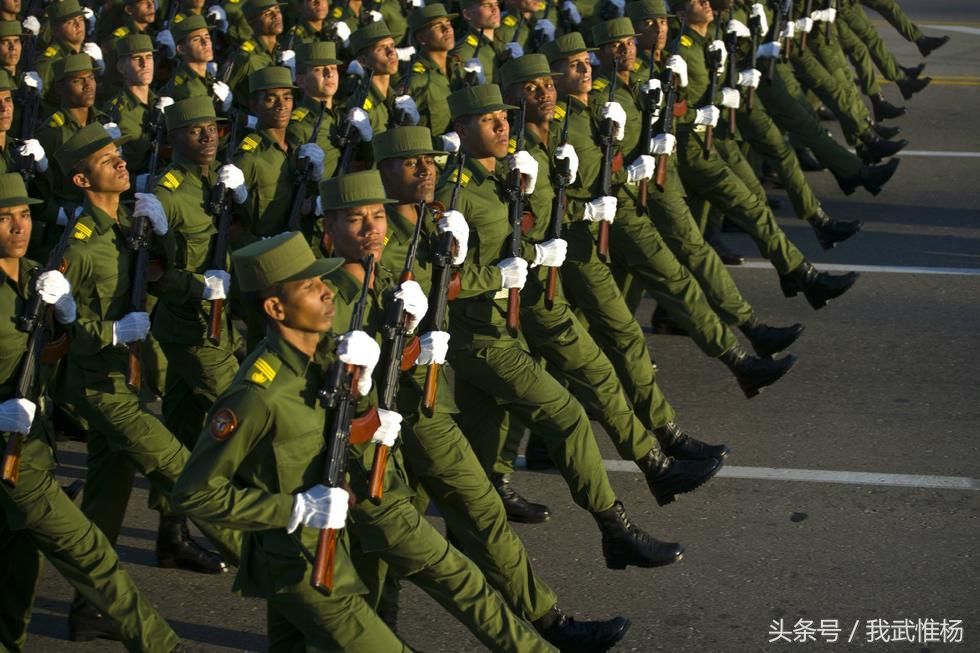 组图:古巴建军60年阅兵场面宏大