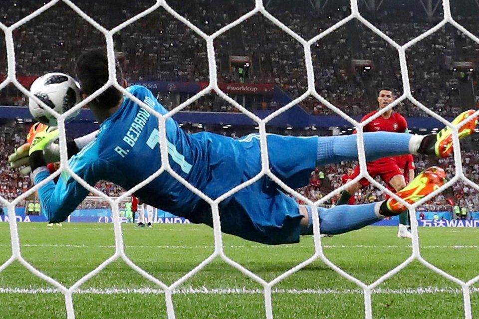 世界杯第12天:C罗点球失利又险遭红牌