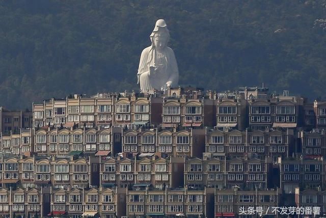 走进寸土寸金的香港，楼房密密麻麻看得头晕