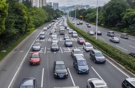 在高速上开车，为什么老司机喜欢在中间车道?看完才明白背后用意