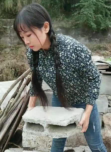 95后梦想美女背转砍柴只为养一家人,美女农村ace就是图片