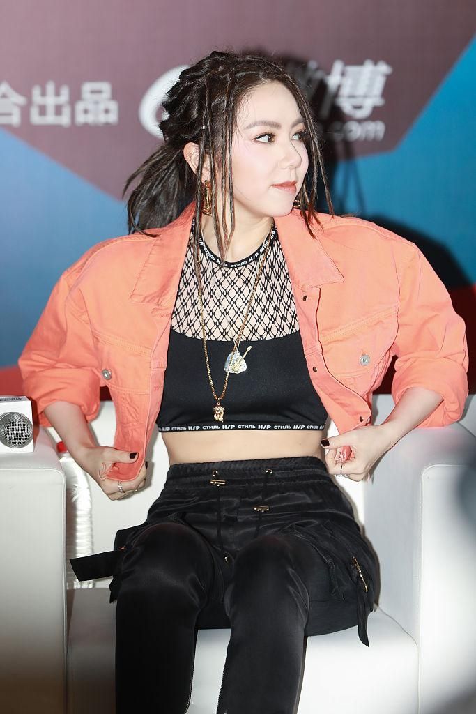 邓紫棋出席《中国新说唱》发布会,露脐秀蛮腰