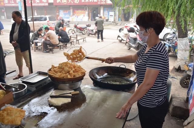 河南小伙一年四季只卖这种菜，6块钱一碗，每天400碗不够卖