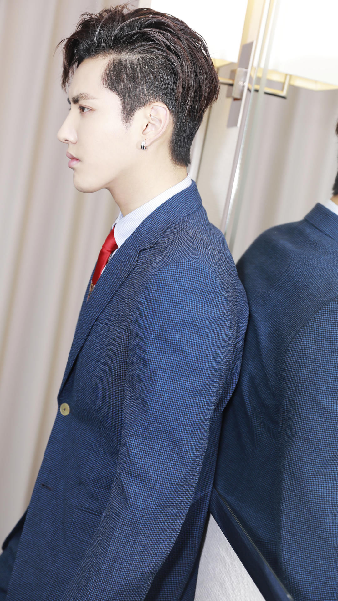 HD高清明星壁纸:吴亦凡出席活动帅气正装照,红