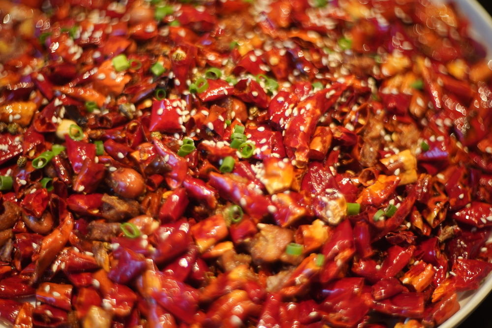 重庆品尝招牌辣子鸡，满盘辣椒找鸡如挖宝，五星级酒店怎么这么抠