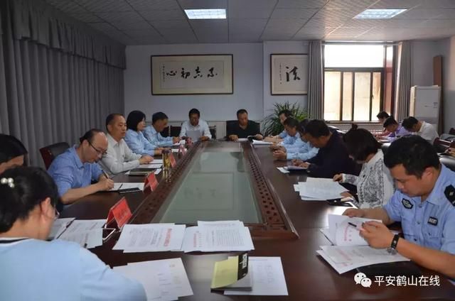 会上,区法院院长陈艳梅宣读了《区综治办、区法院关于进一步推进矛盾纠纷多元化解诉调对接工作的实施办法》(鹤山综治办〔2018〕13号),明确了诉调对接中心设在区法院立案庭,各乡镇(街道、园区)矛盾纠纷调解中心和各行业调委会为诉调对接站,法院八名法官与八个乡镇(街道、园区)矛盾纠纷调解中心建立诉调对接结对联系负责制,各村(社区)选任调解员建立调解网络,通过明确职责、细化工作流程,建立考核评比机制,促进有效对接。