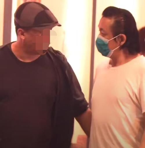 潘粤明与绯闻女友合体现身，大肚腩略显油腻，与尹姝贻形影不离