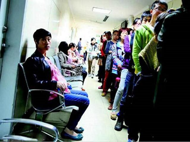 45岁高龄孕妇顺产生完孩子,医生从肚中取出宝