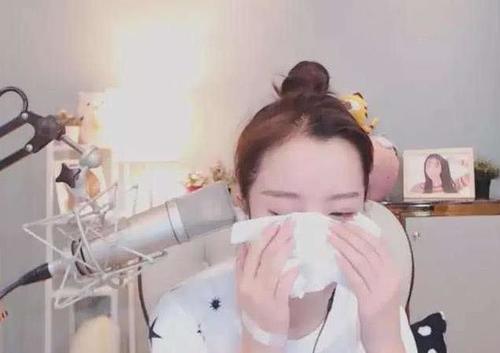 小伊伊莉哥同样是唱国歌?为什么差别这么大!原