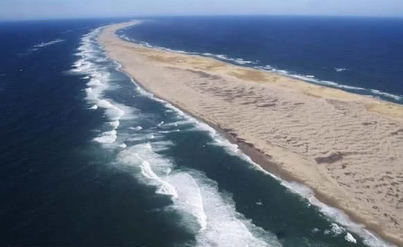 世界上最诡异的海岛，下面埋着许多金银珠宝，已有5000多人丧生!