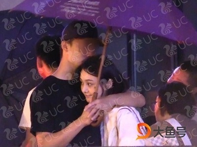 疑郑爽新恋情曝光 街头小鸟依人十分甜蜜