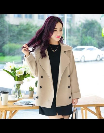 女人还在傻傻穿高跟鞋勒脚?今年流行大衣配裸