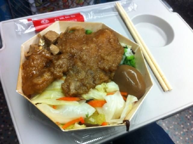 台湾高铁盒饭，每份二十块钱左右，味道却让人念念不忘