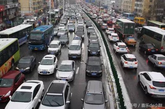 镜头下:中国十大拥堵城市,北京未进前三,第一来